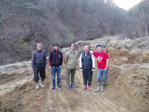 いつものように重機で、少しずつ作業しています