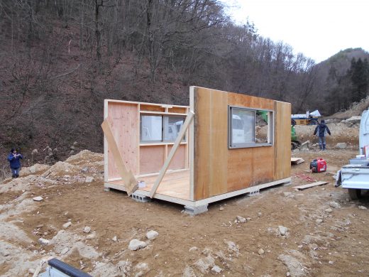 とりあえず、３面壁が出来ました。